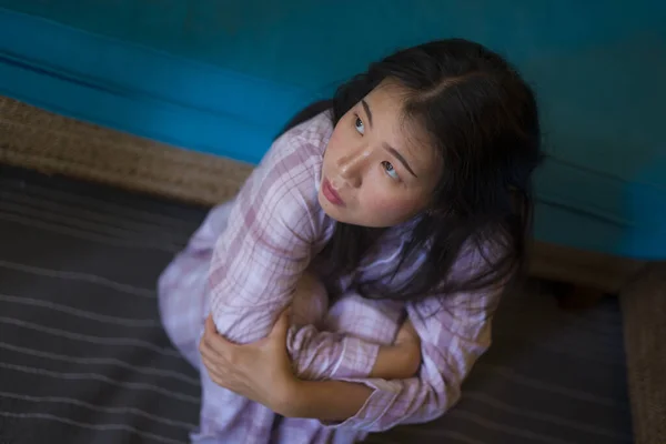 Помещении Образ Жизни Портрет Молодой Красивой Грустной Подавленной Азиатской Женщины — стоковое фото