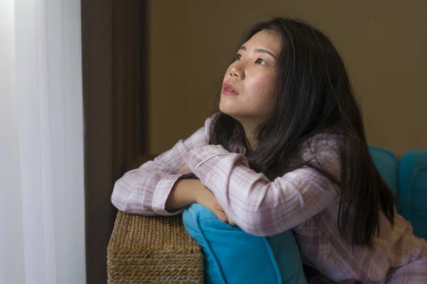Inomhus Livsstil Porträtt Ung Vacker Ledsen Och Deprimerad Asiatisk Kinesisk — Stockfoto