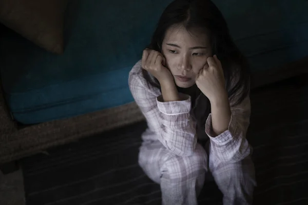 Драматический Темный Портрет Молодой Красивой Грустной Депрессивной Азиатской Японки Пижаме — стоковое фото