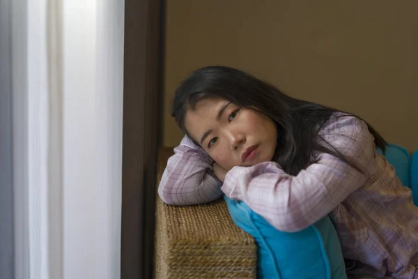 Dramatisches Dunkles Porträt Einer Jungen Schönen Traurigen Und Deprimierten Asiatischen — Stockfoto
