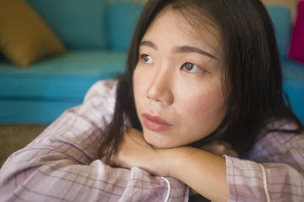 Interior Estilo Vida Retrato Joven Hermosa Triste Deprimida Mujer Japonesa — Foto de Stock