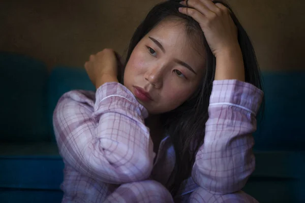 Драматический Темный Портрет Молодой Красивой Грустной Депрессивной Азиатской Кореянки Пижаме — стоковое фото