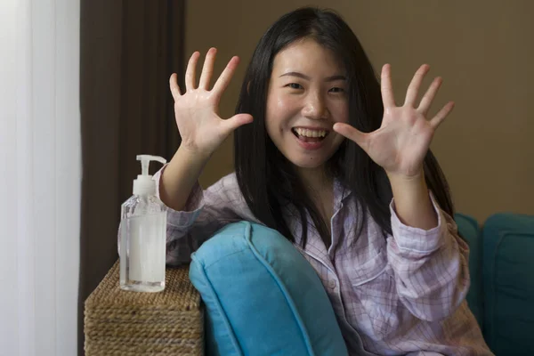Lifestyle Portret Van Jonge Mooie Verantwoordelijke Aziatische Chinese Vrouw Thuis — Stockfoto