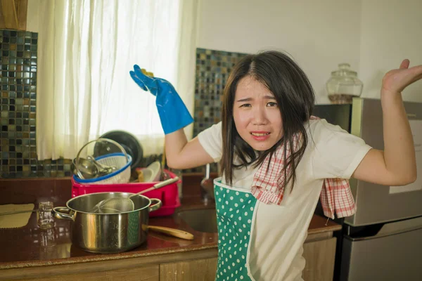 Gotować Prać Przepracowania Młoda Zmęczona Zestresowana Azjatka Kuchni Fartuch Pracuje — Zdjęcie stockowe