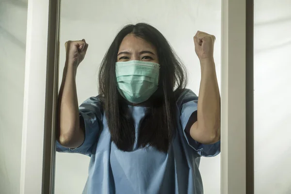 Covid 19大流行病 在传染病爆发期间 身穿医疗面罩 被隔离在家和隔离的年轻 吓坏了 吓坏了的亚洲妇女的戏剧性画像 — 图库照片