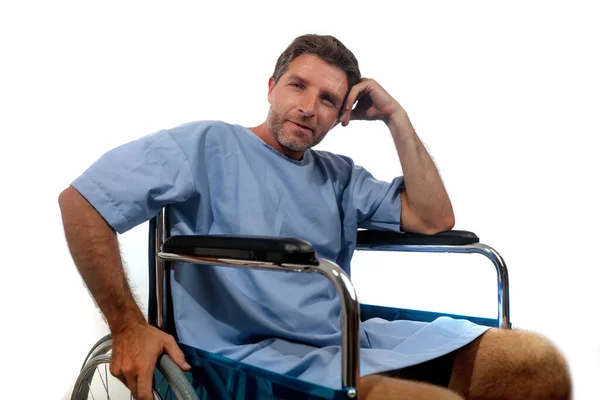 Odosobniony Portret Młodego Atrakcyjnego Szczęśliwego Pozytywnego Szpitalnego Pacjenta Wózku Inwalidzkim — Zdjęcie stockowe