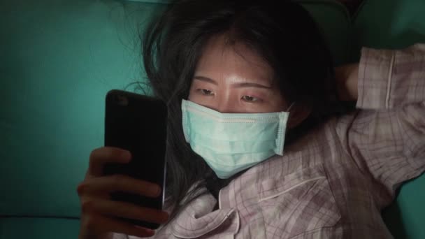 Karantina Evindeki Tecrit Pijama Cerrahi Maske Takmış Koreli Güzel Güzel — Stok video