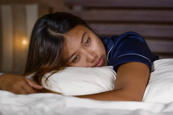 Dramático Estilo Vida Retrato Jovem Deprimida Assustada Mulher Asiática Deitada — Fotografia de Stock