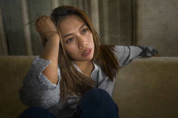 Jovem Atraente Mulher Triste Deprimida Casa Sentindo Preocupado Assustado Durante — Fotografia de Stock