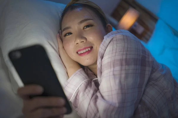 Életmód Portré Fiatal Gyönyörű Boldog Nyugodt Ázsiai Kínai Ágyban Játszik — Stock Fotó