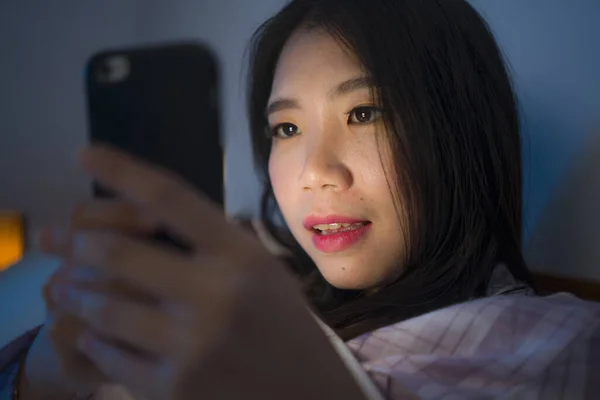 행복하고 아시아 여성의 라이프 스타일 침대에 인터넷의 속에서 핸드폰을 가지고 — 스톡 사진
