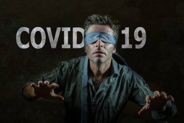 Covid-19 virüs salgını karanlıkta kaybolmuş korkmuş ve gözleri bağlı genç bir adam üzerinde kavramsal bir görüntü oluşturdu. Sahte haberler ve koronavirüs salgınıyla ilgili bilgiler kafasını karıştırdı.