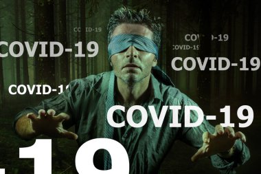 Covid-19 virüs salgını karanlıkta kaybolmuş korkmuş ve gözleri bağlı genç bir adam üzerinde kavramsal bir görüntü oluşturdu. Sahte haberler ve koronavirüs salgınıyla ilgili bilgiler kafasını karıştırdı.
