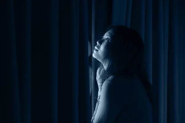 Sötét Drámai Portré Fiatal Gyönyörű Ijedt Depressziós Ázsiai Kínai Érzés — Stock Fotó