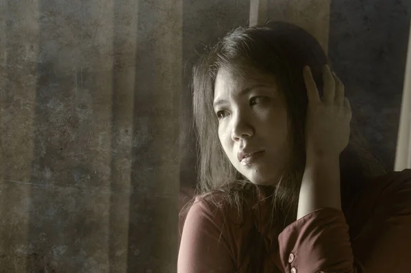 Escuro Dramático Retrato Jovem Bonita Assustado Deprimido Asiático Chinês Mulher — Fotografia de Stock