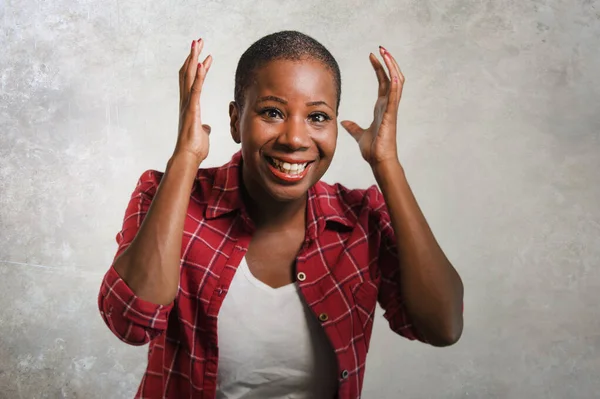 Junge Schöne Und Coole Schwarze Afroamerikanerin Lässigem Hemd Und Rasiertem — Stockfoto
