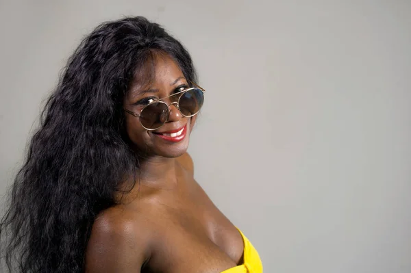 Giovane Elegante Felice Donna Afroamericana Nera Abito Giallo Occhiali Sole — Foto Stock