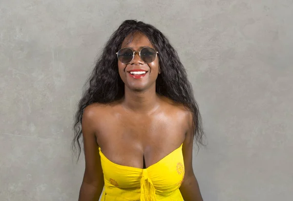 Giovane Elegante Felice Donna Afroamericana Nera Abito Giallo Occhiali Sole — Foto Stock