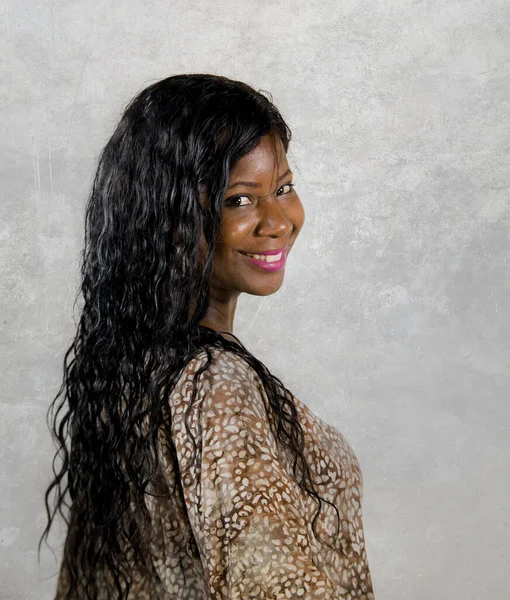 Νέα Κομψή Και Χαρούμενη Μαύρη Αφροαμερικανή Γυναίκα Που Ποζάρει Αυτοπεποίθηση — Φωτογραφία Αρχείου