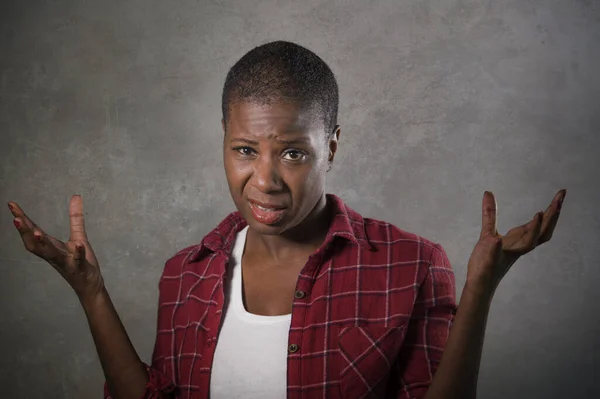 Νεαρή Δυστυχισμένη Και Αναστατωμένη Μαύρη Αφροαμερικανή Ξυρισμένο Κεφάλι Απογοητευμένη Και — Φωτογραφία Αρχείου