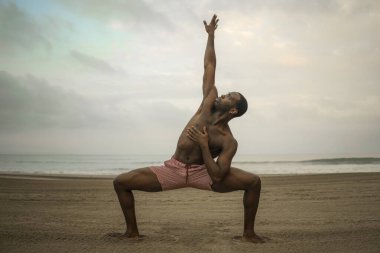 Çağdaş dans koreografı ve dansçısı, bale sahili egzersizi yapıyor. Genç, çekici ve atletik siyahi Afrikalı Amerikalı erkek dışarıda dans ediyor. Dramatik bir performans sergiliyor. 