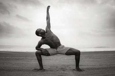 Çağdaş dans koreografı ve dansçısı, bale sahili egzersizi yapıyor. Genç, çekici ve atletik siyahi Afrikalı Amerikalı erkek dışarıda dans ediyor. Dramatik bir performans sergiliyor. 