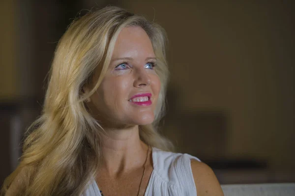 Retrato Estilo Vida Luz Escura Mulher Cabelo Loiro Bonito Elegante — Fotografia de Stock