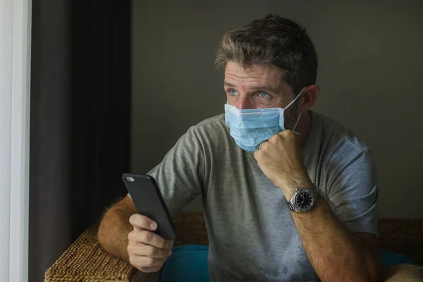 Covid Virüs Salgınıyla Ilgili Internetten Gelen Haberlere Göre Yüz Maskeli — Stok fotoğraf
