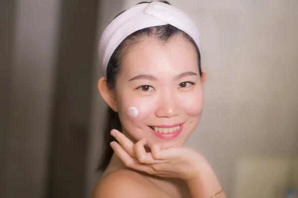 Портрет Життя Молодої Щасливої Красивої Азіатської Корейки Туалетному Дзеркалі Застосовує — стокове фото