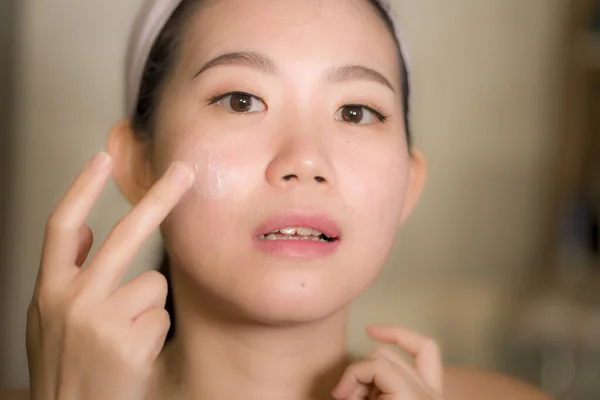 Home Lifestyle Portrait Young Happy Beautiful Asian Korean Woman Bathroom — Stock Photo, Image