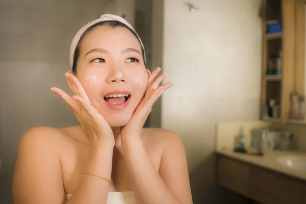 Home Lifestyle Portret Van Jonge Gelukkig Mooi Aziatische Koreaanse Vrouw — Stockfoto