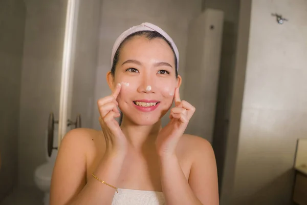 Otthon Életmód Portré Fiatal Boldog Gyönyörű Ázsiai Koreai Fürdőszoba Tükör — Stock Fotó