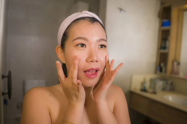 Casa Estilo Vida Retrato Joven Feliz Hermosa Mujer Coreana Asiática — Foto de Stock