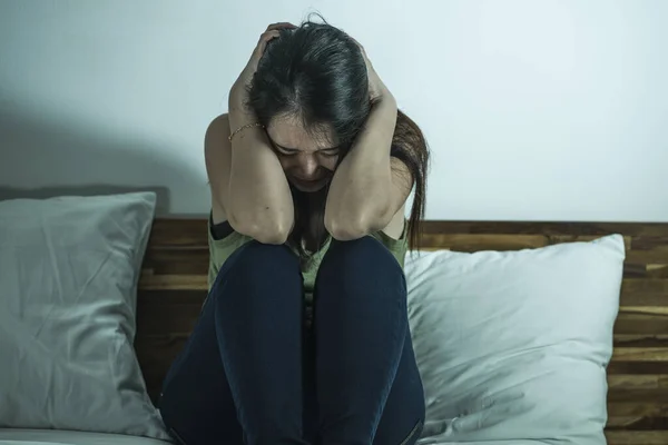 Dentro Casa Cama Retrato Jovem Desesperado Deprimido Asiático Chinês Mulher — Fotografia de Stock