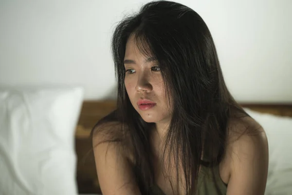 Fedett Ágy Portré Fiatal Kétségbeesett Depressziós Ázsiai Kínai Érzés Ijedt — Stock Fotó