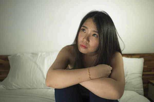 Помещении Кровать Портрет Молодой Отчаявшейся Подавленной Азиатской Женщины Чувствующей Себя — стоковое фото