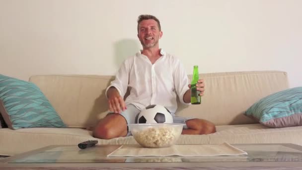 Mladý Pohledný Vzrušený 30S Muž Sledující Fotbalový Zápas Televizi Pití — Stock video