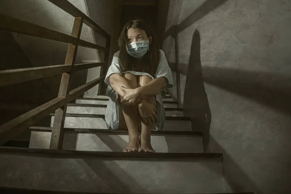 Trauriges Porträt Einer Jungen Verängstigten Und Besorgten Asiatischen Koreanerin Schutzmaske — Stockfoto