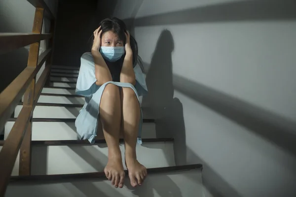 Szomorú Portré Fiatal Ijedt Aggódó Ázsiai Koreai Védő Maszkot Lépcsőn — Stock Fotó
