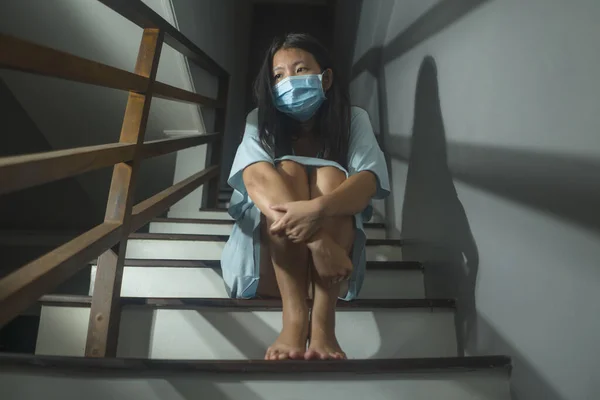 Szomorú Portré Fiatal Ijedt Aggódó Ázsiai Koreai Védő Maszkot Lépcsőn — Stock Fotó