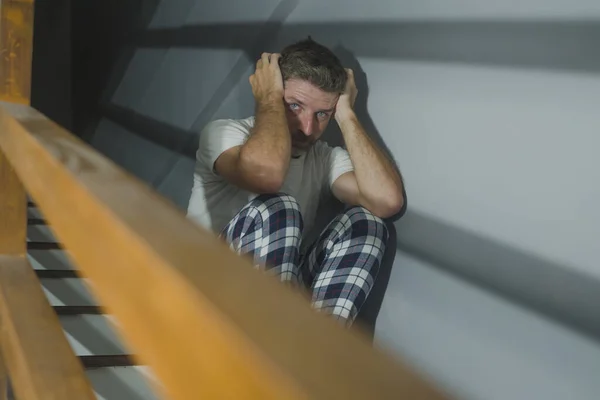 Skräckfilm Stil Porträtt Ledsen Och Desperat Man Pyjamas Lider Depression — Stockfoto
