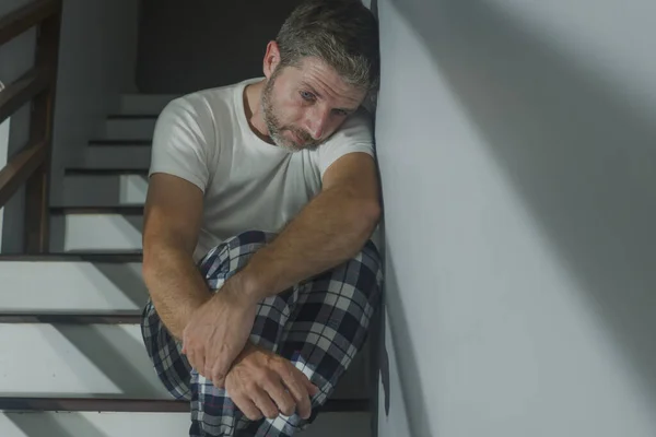 Horror Película Estilo Retrato Hombre Triste Desesperado Pijama Sufriendo Depresión — Foto de Stock
