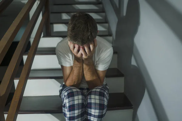 Skräckfilm Stil Porträtt Ledsen Och Desperat Man Pyjamas Lider Depression — Stockfoto