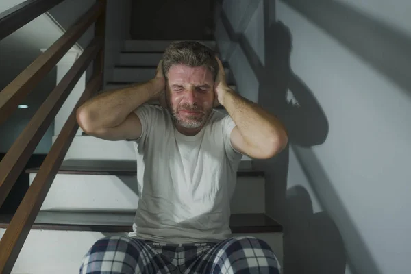 Horor Film Styl Portrét Smutný Zoufalý Muž Pyžamu Utrpení Deprese — Stock fotografie