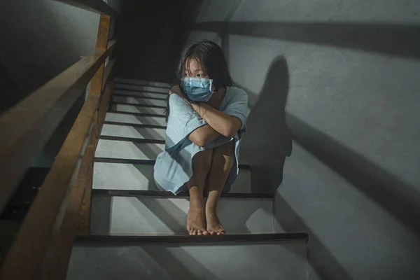 Trauriges Porträt Einer Jungen Verängstigten Und Besorgten Asiatischen Koreanerin Schutzmaske — Stockfoto