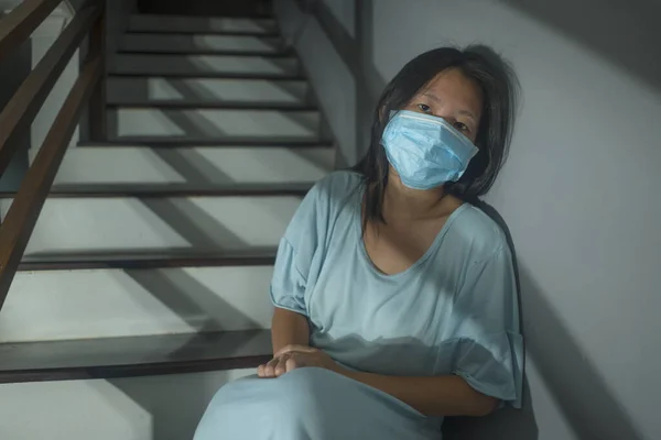 Szomorú Portré Fiatal Ijedt Aggódó Ázsiai Kínai Védő Maszkot Lépcsőn — Stock Fotó