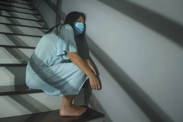 Triste Ritratto Giovane Donna Cinese Asiatica Spaventata Preoccupata Maschera Protettiva — Foto Stock