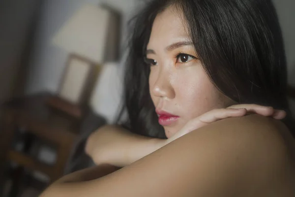Драматический Образ Жизни Портрет Молодой Напуганной Подавленной Азиатской Женщины Страдающей — стоковое фото