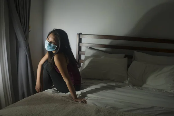 Covid 19隔離と自宅監禁 若い美しい怖がって圧倒されたアジアの女性の劇的な肖像 保護マスク感でコロナウイルスのパンデミックを心配 — ストック写真