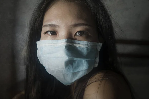 Covid Quarantine Home Lockdown 年轻美丽 惊慌失措 不知所措的亚裔韩裔女子的生动画像 她戴着保护膜 忧心忡忡 担心大脑皮层病毒大流行 — 图库照片